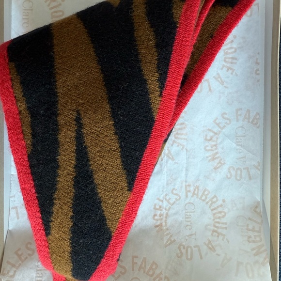 Claire V Wool Triangular Scarf Tiger Print New With Box - Picture 4 of 4